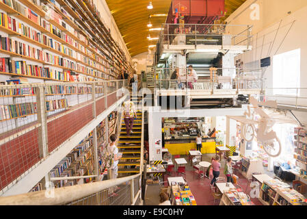 Un ancien de l'espace d'impression ont donné vie à une librairie de la lx factory,Lisboa, Portugal. Banque D'Images