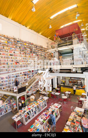 Un ancien de l'espace d'impression ont donné vie à une librairie de la lx factory,Lisboa, Portugal. Banque D'Images