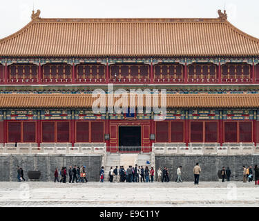 26 octobre 2006 - Beijing, Chine - Le Pavillon de répandre la justice, ou de répandre la justice (belvédère Hongyi ge), est à l'intérieur de la porte de l'harmonie suprême au sud-ouest de la salle de l'harmonie suprême dans la Cité Interdite. Après plusieurs changements de nom, son nom actuel lui a été donné par la dynastie Qing (1644-1911) les dirigeants qui l'ont utilisé pour le stockage de l'or et l'argent met en œuvre rituelle. Il est maintenant un hall d'exposition pour la musique de cour de rites. (Crédit Image : © Arnold Drapkin/Zuma sur le fil) Banque D'Images