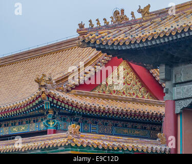 26 octobre 2006 - Beijing, Chine - Chinois traditionnel de l'architecture palatiale est illustré par les toits de la Cité Interdite les structures avec tuiles vernissées jaunes, car le jaune est le symbole de la famille royale. Forme animale occupent le toit ornements coins formant un cortège marche vers l'extérieur dont les chiffres montrent l'ancienneté de l'immeuble et du propriétaire. (Crédit Image : © Arnold Drapkin/Zuma sur le fil) Banque D'Images