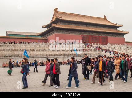 26 octobre 2006 - Beijing, Chine - les touristes à pied à travers la place à l'arrière de la salle de l'harmonie suprême (hautes exigences (3 étoiles) Dian), la plus grande salle à l'intérieur de la Cité Interdite. En même temps que la salle de l'harmonie centrale et Hall de préserver l'harmonie, les trois sont au cœur de la cour extérieure de la Cité Interdite. Dans le centre de Pékin, la Cité Interdite complexe de 980 bâtiments, construit en 1406-1420, a été le palais impérial chinois pendant 500 ans à partir de la dynastie Ming à la fin de la dynastie Qing et était à la maison aux empereurs et à leurs familles, ainsi que le cérémonial et centre politique de Chinois Banque D'Images