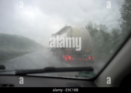 La conduite sur l'autoroute A9 au sud de Munich dans Heavy Rain Banque D'Images