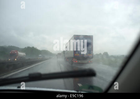 Conduite au nord en direction de Munich sur l'A9 dans heavy rain, Bavière, Allemagne. Banque D'Images