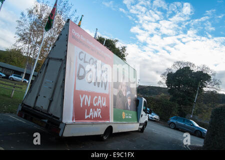 L'extérieur de panneaux Plaid Cymru - Le Parti du Pays de Galles conférence annuelle à Llangollen, Nord du Pays de Galles, Royaume-Uni. 24 octobre, 2014. Credit : Rhys Llwyd/Alamy Live News Banque D'Images