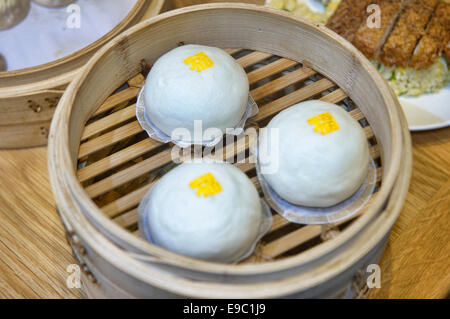 Délicieux raviolis chinois crème pâtissière bun Banque D'Images