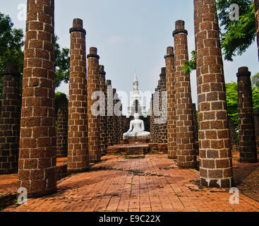 La grande salle des fêtes de Wat Mahathat, Sukhothai Historical Park Banque D'Images