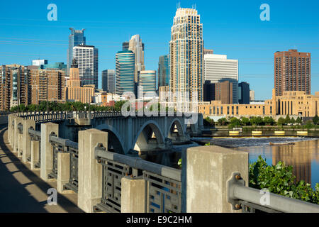 Troisième avenue bridge sur le centre-ville de Minneapolis Minnesota USA MISSISSIPPI Banque D'Images
