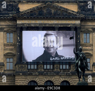 Prague, République tchèque. 24 Oct, 2014. Portrait de Vaclav Havel sur la la façade du Musée National de Prague avec l'écriture HAVEL POUR TOUJOURS, le vendredi 24 octobre, 2014. Photo : CTK/Alamy Live News Banque D'Images