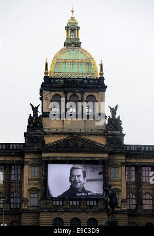 Prague, République tchèque. 24 Oct, 2014. Portrait de Vaclav Havel sur la la façade du Musée National de Prague avec l'écriture HAVEL POUR TOUJOURS, le vendredi 24 octobre, 2014. Photo : CTK/Alamy Live News Banque D'Images