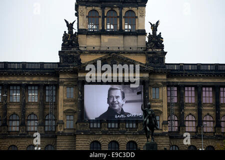 Prague, République tchèque. 24 Oct, 2014. Portrait de Vaclav Havel sur la la façade du Musée National de Prague avec l'écriture HAVEL POUR TOUJOURS, le vendredi 24 octobre, 2014. Photo : CTK/Alamy Live News Banque D'Images