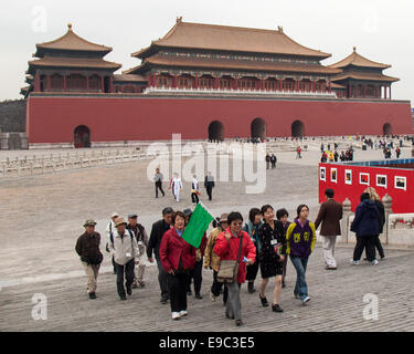 Beijing, Chine. 26Th Oct, 2006. Un guide d'excursion, tenant un drapeau, dirige un groupe de touristes sur la place sur le côté nord de la porte du méridien (Wumen), l'entrée sud de la Cité Interdite et son plus grand et plus imposant, achevée en 1420 de la porte. Dans le centre de Pékin, la Cité Interdite complexe de 980 bâtiments, construit en 1406-1420, a été le palais impérial chinois pendant 500 ans à partir de la dynastie Ming à la fin de la dynastie Qing et était à la maison aux empereurs et à leurs familles, ainsi que le cérémonial et centre politique du gouvernement chinois. (Crédit Image : © Arnold Drapkin/ZUMA Wi Banque D'Images