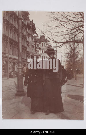 Une photographie historique prise le 1er mai 1902, montrant l'Esplanade du Nord à Helsinki, Finlande. L'image reflète la scène de cette zone animée au début du XXe siècle. Banque D'Images
