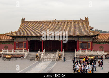 Beijing, Chine. 26Th Oct, 2006. La porte de la pureté céleste (Qianqing men) est un lien entre les juridictions internes et externes de la Cité Interdite servant de l'entrée principale de la cour intérieure (y compris le Palais de la pureté céleste, la salle de l'unité et le Palais de la tranquillité terrestre) dans lequel des empereurs, des concubines et des princes vivaient. Dans le centre de Pékin, la Cité Interdite complexe de 980 bâtiments, construit en 1406-1420, a été le palais impérial chinois pendant 500 ans à partir de la dynastie Ming à la fin de la dynastie Qing et était à la maison pour les empereurs et leurs ménages, ainsi que la ceremonia Banque D'Images