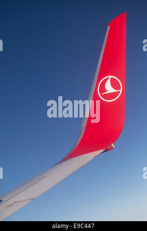 ISTANBUL, TURQUIE - 15 juillet 2014 : Boeing 737-800 de bout d'aile et l'appareil pendant le vol Turkish Airlines Boeing 737-800. Ta est t Banque D'Images