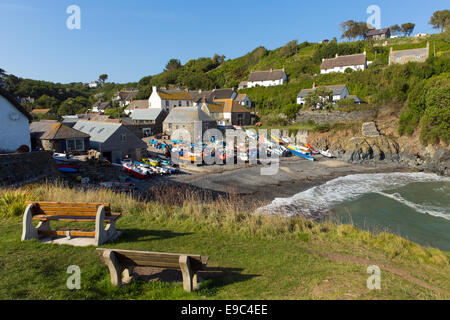 Cadgwith Cornwall England UK sur la Péninsule du Lézard entre le lézard et le village de pêcheurs de Cornouailles Coverack ciel bleu et la mer Banque D'Images
