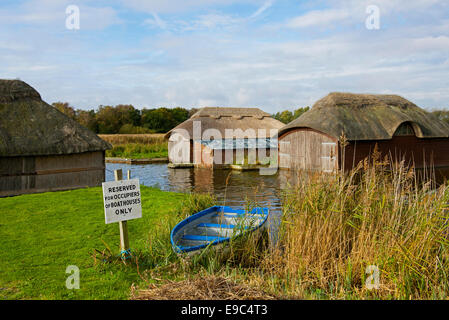 Les hangars à bateaux sur chaume Hickling Broad, Hickling, Norfolk, Angleterre, Royaume-Uni Banque D'Images