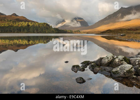 Liathach reflétée dans le Loch Torridon, Clair en automne, Wester Ross, Highlands, Scotland Banque D'Images