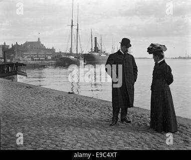 Bruno et Ingrid Karl Kraus à la place du marché, Helsinki, 1906 Banque D'Images