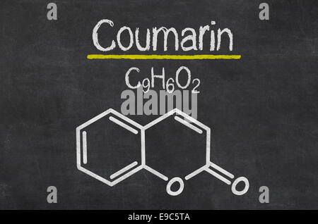 Tableau noir avec la formule chimique de la coumarine Banque D'Images