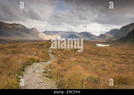 La position du chemin vers les montagnes de l'Fisherfield distant Forest, les Highlands écossais, l'Ecosse Banque D'Images