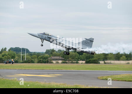 Armée de l'air suédoise Saab Gripen JAS39C Avion de combat polyvalent militaire décolle du RAF Fairford dans la région des Cotswolds Banque D'Images