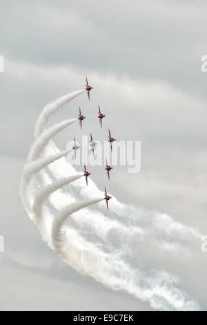 Neuf formateurs Jet Hawker Siddeley Hawk de la Royal Air Force des flèches rouges Aerobatic Display Team en formation Diamant Banque D'Images