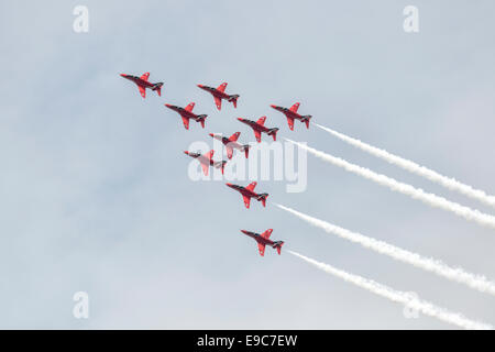 Neuf formateurs Jet Hawker Siddeley Hawk de la Royal Air Force des flèches rouges Aerobatic Display Team dans la formation de l'Aigle Banque D'Images