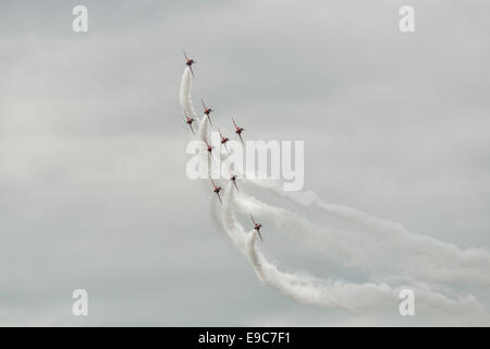 Neuf formateurs Jet Hawker Siddeley Hawk de la Royal Air Force des flèches rouges Aerobatic équipe formation concorde dans l'affichage Banque D'Images