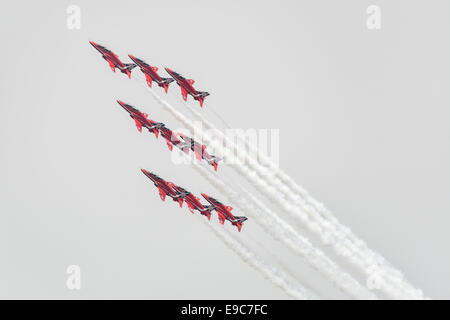 Neuf formateurs Jet Hawker Siddeley Hawk de la Royal Air Force des flèches rouges Aerobatic Display Team effectuer le rouleau de diamant Banque D'Images