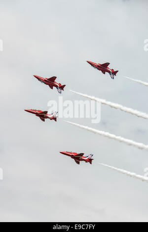 Quatre formateurs Jet Hawker Siddeley Hawk de la Royal Air Force des flèches rouges Aerobatic Display Team effectuer le miroir Pass Banque D'Images