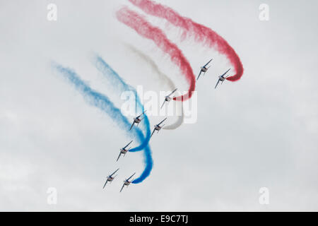 Huit membres de l'Armée de l'air l'équipe de démonstration de voltige aérienne de la Patrouille de France dans leur Alpha Jet E et de plongée du tournant Banque D'Images