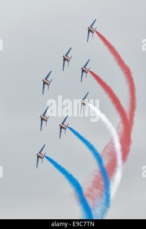 Huit membres de l'Armée de l'air l'équipe de démonstration de voltige aérienne de la Patrouille de France dans leur Alpha Jet E's effectuer un virage Banque D'Images