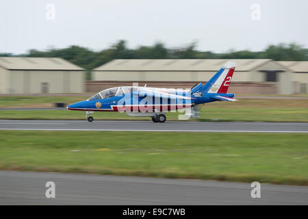 Un Alpha jet avion d'entraînement militaire de l'équipe de voltige Français La Patrouille de France terres Au RIAT Banque D'Images