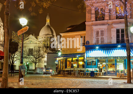 Paris, France - 22 décembre 2013 : Café au clairon des chausseurs dans le quartier Montparnasse.L'éclairage de Noël. Banque D'Images