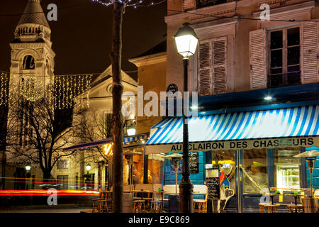 Paris, France - 22 décembre 2013 : Café au clairon des chausseurs dans le quartier Montparnasse.L'éclairage de Noël. Banque D'Images