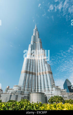 Dubaï, Émirats arabes unis - 8 décembre 2012 : Burj Khalifa disparaissant dans le ciel bleu. C'est structure la plus haute de monde depuis 2010, 829,8 mètres. Banque D'Images