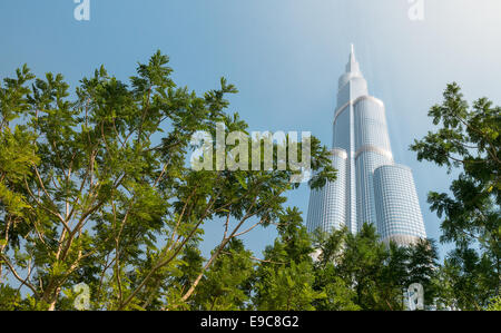 Dubaï, Émirats arabes unis - 8 décembre 2012 : Burj Khalifa disparaissant dans le ciel bleu. C'est structure la plus haute de monde depuis 2010, 829,8 mètres. Banque D'Images