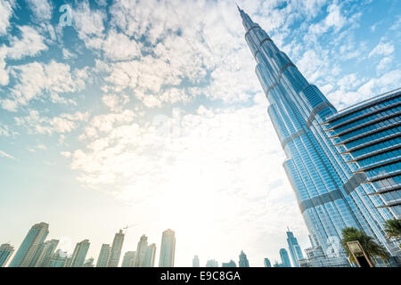 Dubaï, Émirats arabes unis - 8 décembre 2012 : Burj Khalifa disparaissant dans le ciel bleu. C'est structure la plus haute de monde depuis 2010, 829,8 mètres. Banque D'Images