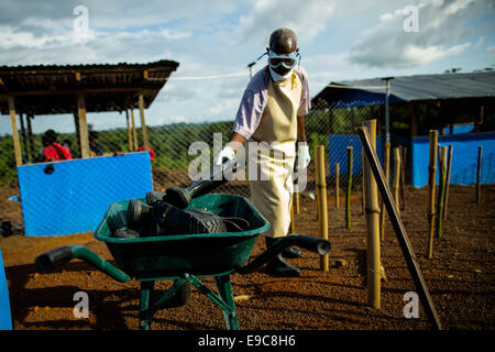 Un travailleur de la santé matériel de protection utilisé nettoie avec les victimes d'Ebola au Corps Médical International clinic 8 Octobre, 2014 dans Suakoko, au Libéria. Banque D'Images