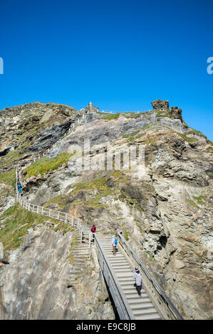 Escalier menant jusqu'à Château de Tintagel en Cornouailles du nord, Angleterre, Royaume-Uni, souvent lié à la légende du roi Arthur. Banque D'Images