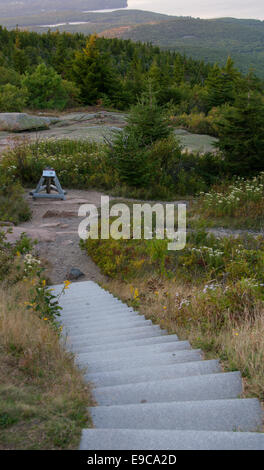 L'Acadia National Park, moi - septembre 4, 2014 : marches de pierre mènent à une piste non asphaltée sur Cadillac Mountain. Banque D'Images