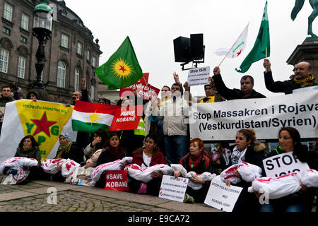 Copenhague, Danemark. 24 Oct, 2014. Les Kurdes à la place du parlement à Copenhague protester contre l'inaction de l'État islamique turque vers la guerre à Kobani. Premier plan, femmes sacs corps taché de sang symbolisant les enfants tués dans l'ultime Kobani, victimes de la guerre OJPHOTOS : Crédit/Alamy Live News Banque D'Images