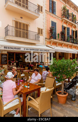 Les gens assis à un café/restaurant, Alcudia, Mallorca - Espagne Banque D'Images