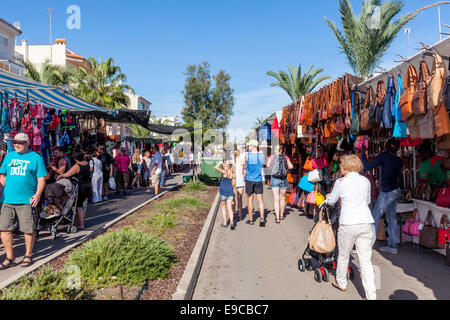 Le marché du vendredi à Ca'n Picafort, Mallorca - Espagne Banque D'Images