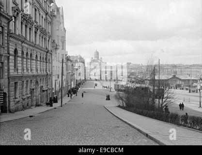 Cette photographie représente South Harbour à Helsinki, en Finlande, prise entre 1890 et 1910. Il montre le port animé avec des navires et le paysage urbain environnant, reflétant la croissance d'Helsinki à la fin du XIXe et au début du XXe siècle. Banque D'Images