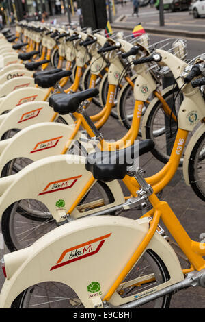 Les vélos publics à la Piazza San Babila, Milan, Italie Banque D'Images