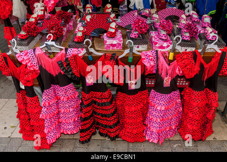 Robes de Flamenco pour enfants traditionnel pour la vente au marché du jeudi à Inca, Majorque - Espagne Banque D'Images