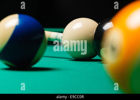 Boules de billard dans un billard. Banque D'Images