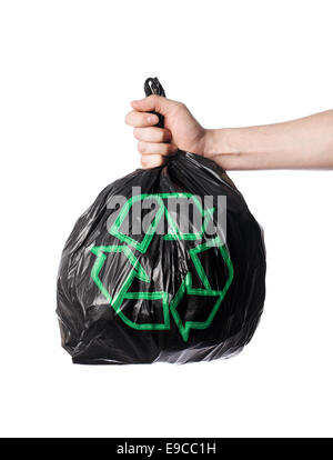 Homme tenant une corbeille noire retour avec green symbole de recyclage. Banque D'Images