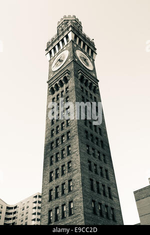 Une belle vue portrait de Baltimore's célèbre Bromo Seltzer, tour des studios d'art de logement, isolé contre un ciel clair. Banque D'Images